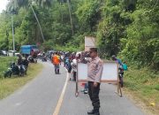 Aparat Polsek Nuhon Jaga Buka Tutup Perbaikan Jalan Trans Sulawesi Jalur Luwuk-Palu