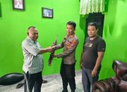 Anggota DPRD Sulteng Serahkan Senpi Rakitan kepada Satgas Madago Raya