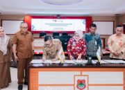 Amirudin Tandatangani Perjanjian Kerja Sama Antara Pemkab Banggai Dengan PT. Bank Sulteng