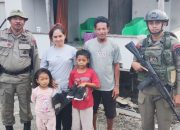 Satgas Madago Raya Bagikan Perlengkapan Sekolah Kepada Anak-Anak di Poso