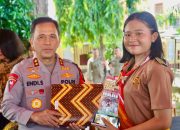 Kapolda Sulteng Serahkan Hadiah Kepada Pemenang Lomba Pidato dan PBB Madago Raya