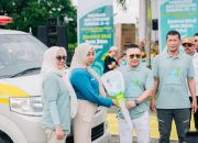 Amirudin Serahkan 6 Ambulans ke Puskesmas Pada Peringatan HKN ke-61
