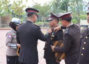 Kapolres Touna Sematkan Tanda Kehormatan Satyalencana Pengabdian Kepada Personelnya
