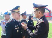 Kapolres Banggai Sematkan Satyalencana Pengabdian dari Presiden RI ke 33 Personelnya