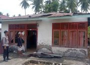 Bhabinkamtibmas Polsek Batui datangi Rumah Warga Terdampak Angin Kencang