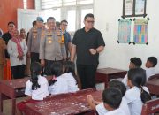 Wakapolda Sulteng Dampingi Wakil Ketua MPR RI Salurkan Bansos Perlengkapan Sekolah di SDN Inpres Balumpewa
