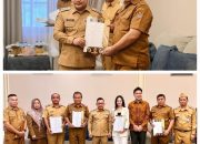 Bupati Banggai Serahkan SK Dewan Pengawas BLUD RSUD Luwuk