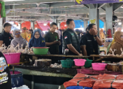 Jelang Lebaran, Polres Banggai Bersama Instansi Terkait Sidak Pasar Simpong Luwuk