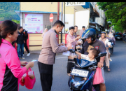 Polres Banggai Bersama Mahasiswa Berbagi Takjil Kepada Masyarakat