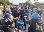Subdit Tipikor Polda Sulteng Bersama Mahasiswa Bagikan Takjil Kepada Pengguna Jalan