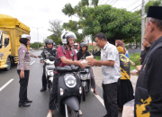 Ditreskrimum Polda Sulteng Bagikan Ratusan Takjil Kepada Pengguna Jalan