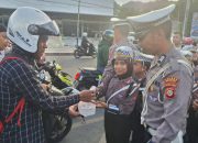 Satlantas Polres Banggai Dampingi Polisi Cilik Bagikan Takjil Gratis Kepada Pengguna Jalan