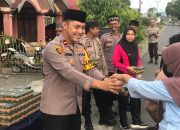Polsek Lamala Bagikan Takjil Gratis Kepada Pengguna Jalan