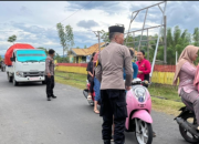Aparat Polsek Bualemo Bagikan Takjil Gratis Kepada Pengendara Dan Warga Yang Melintas