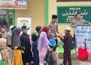 Aparat Polsek Mori Atas Bersama Bhayangkari Bagikan Takjil Gratis kepada Santri dan Jemaah