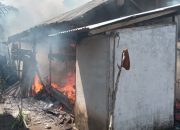 Rumah Lansia Di Moilong Kebakaran Polisi Bantu Padamkan Api