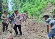 Polsek Balantak Bersama Masyarakat Berjibako Bersihkan Material Tanah Longsor