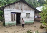 Aparat Polsek Balantak Pantau Rumah Warga Tergenang Banjir