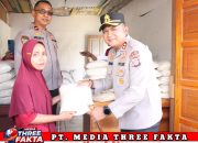 Kapolres Parimo Bersama Bhayangkari Salurkan Bansos Di Desa Sidole Timur