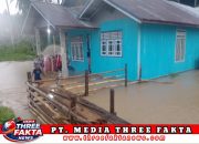 Aparat Polsek Nuhon Bantu Evakuasi Warga Terdampak Banjir