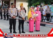 Personel Polda Sulteng Sambut  Kapolda Baru Tradisi Jajar Hormat dan Adat Kaili