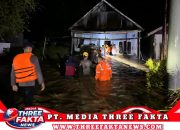 Batalyon C Pelopor Satbrimob Polda Sulteng Bantu Warga Terdampak Banjir Di Morowali