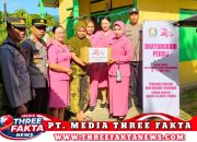 Aparat Polsek Pagimana Salurkan Bansos Kepada Warga Kurang Mampu