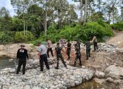 TNI-Polri, BPBD, dan Pemdes Rampungkan Jembatan Darurat di Lobu Mandiri dalam Tiga Hari Pascabanjir