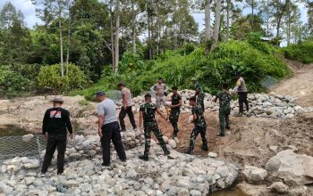 TNI-Polri, BPBD, dan Pemdes Rampungkan Jembatan Darurat di Lobu Mandiri dalam Tiga Hari Pascabanjir