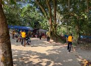Brimob Polda Sulteng Bersihkan Pantai Sione, Dukung Kelestarian Destinasi Wisata Morowali